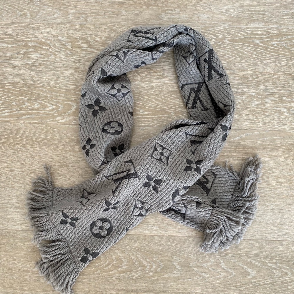 Louis Vuitton Logomania grey scarf